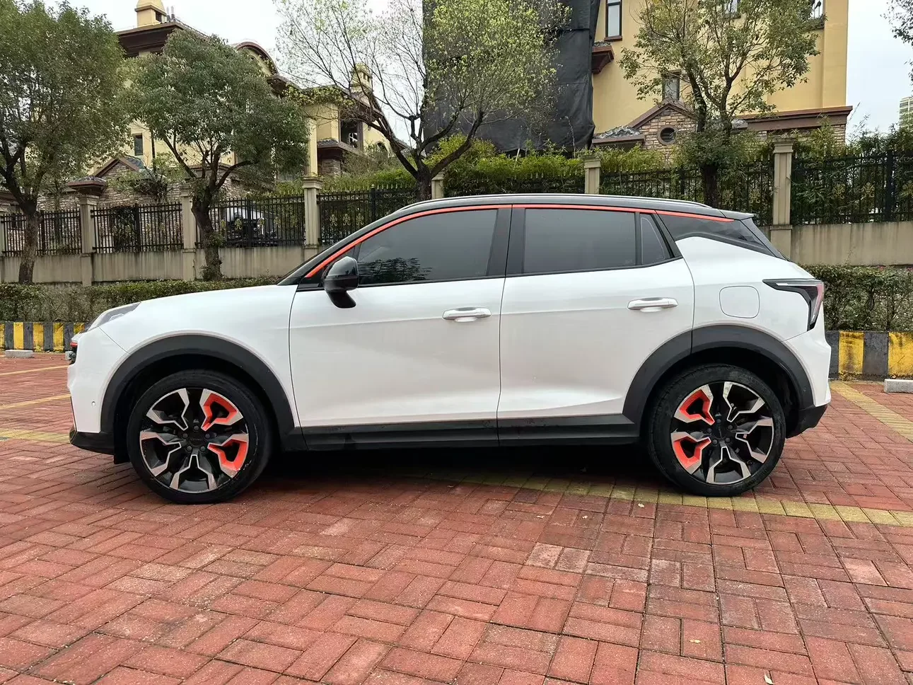 Lynk & Co 06