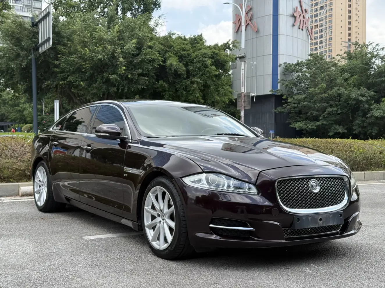 Jaguar XJ
