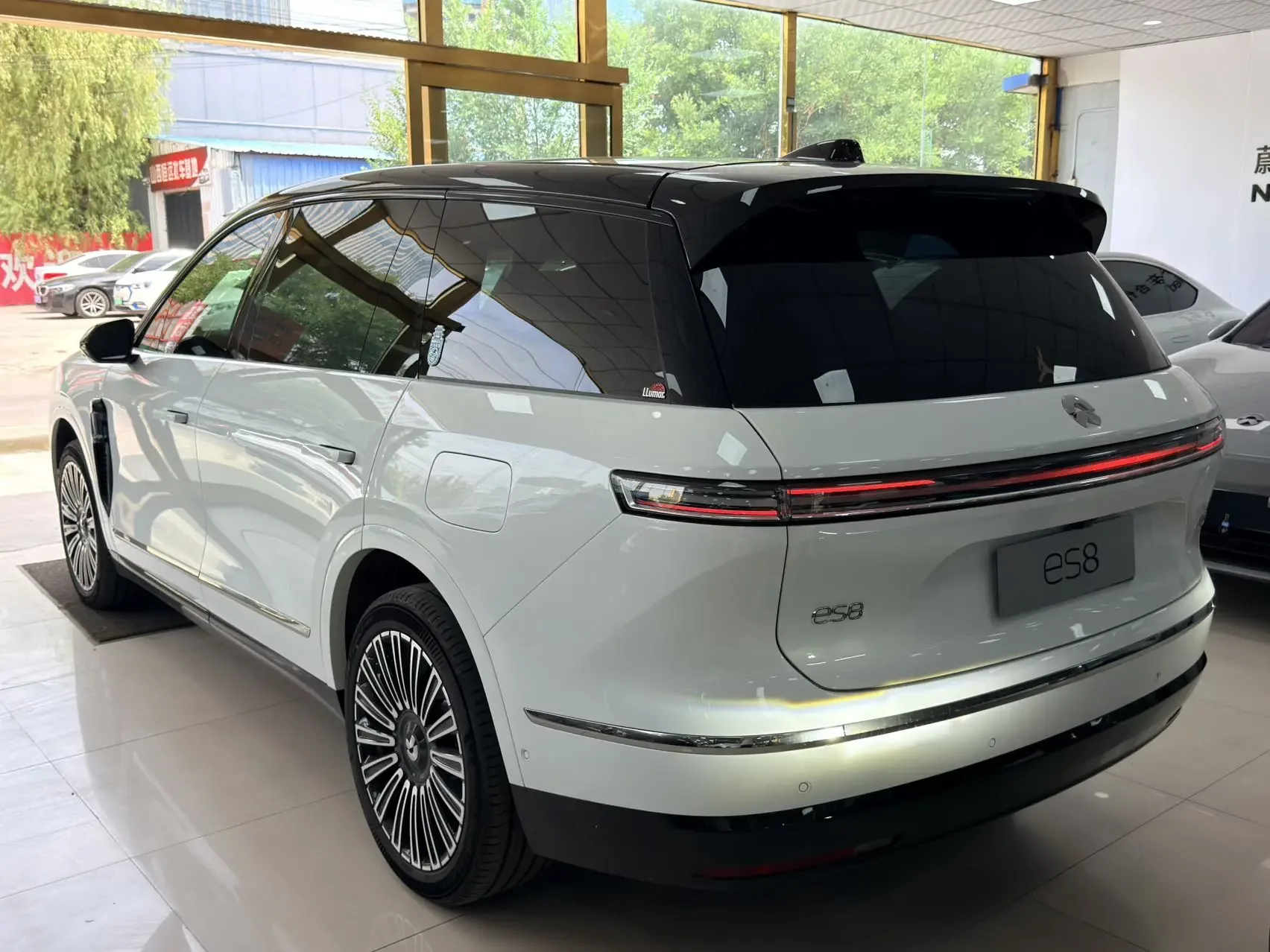 NIO ES8