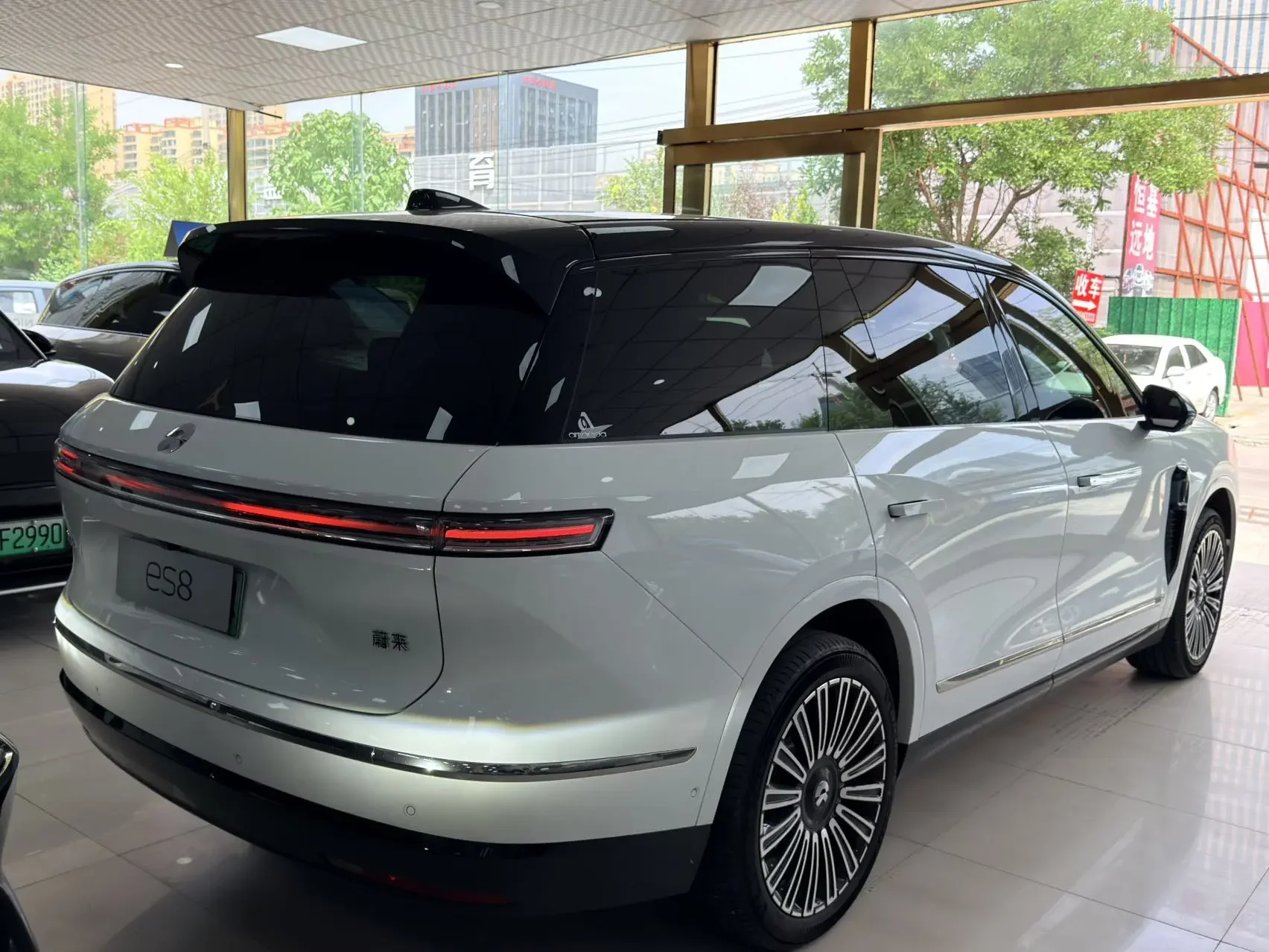 NIO ES8