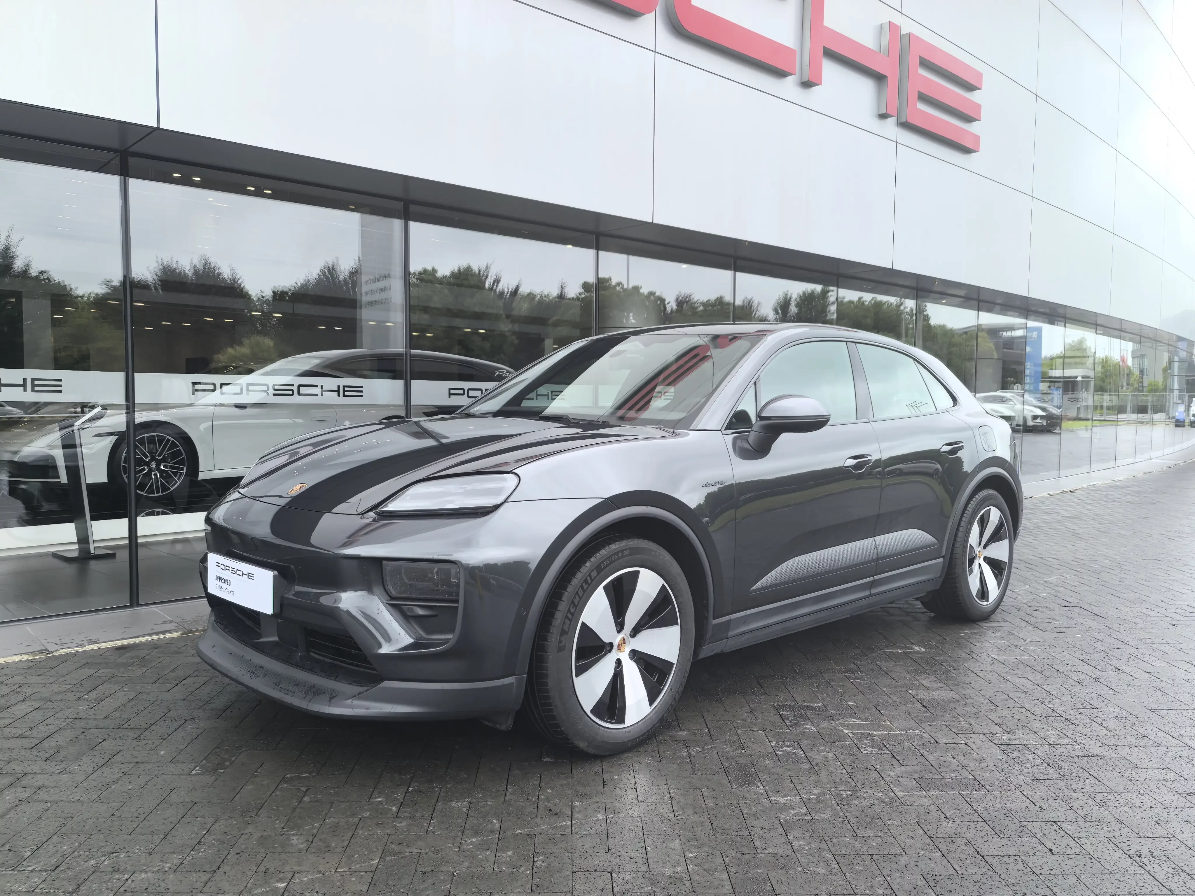 Porsche Macan EV