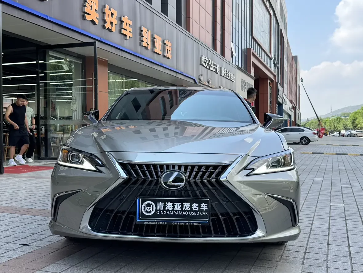 Lexus ES