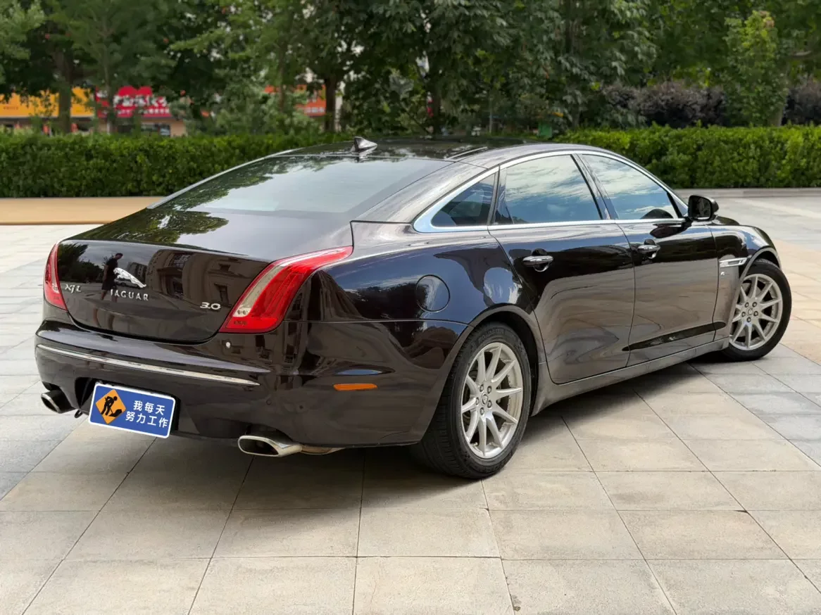 Jaguar XJ