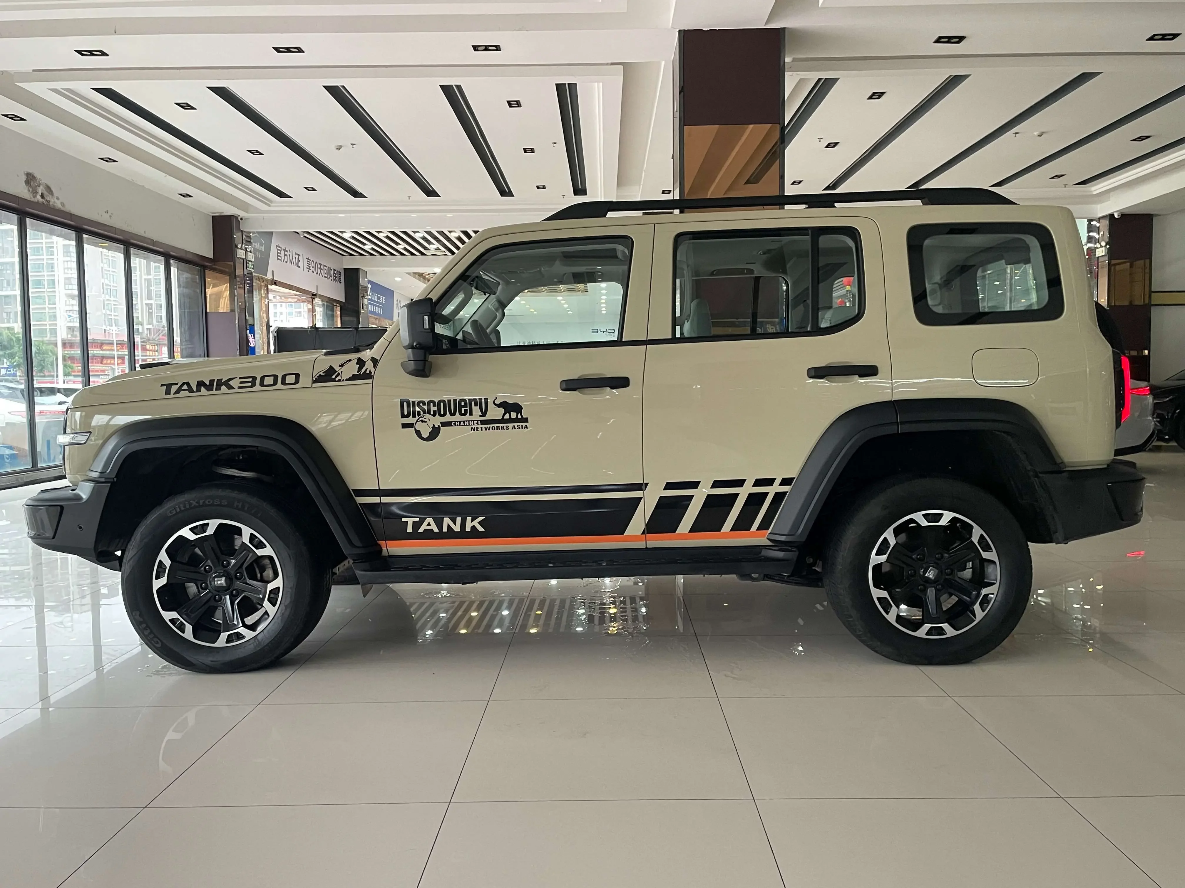 TANK 300 Hi4-T