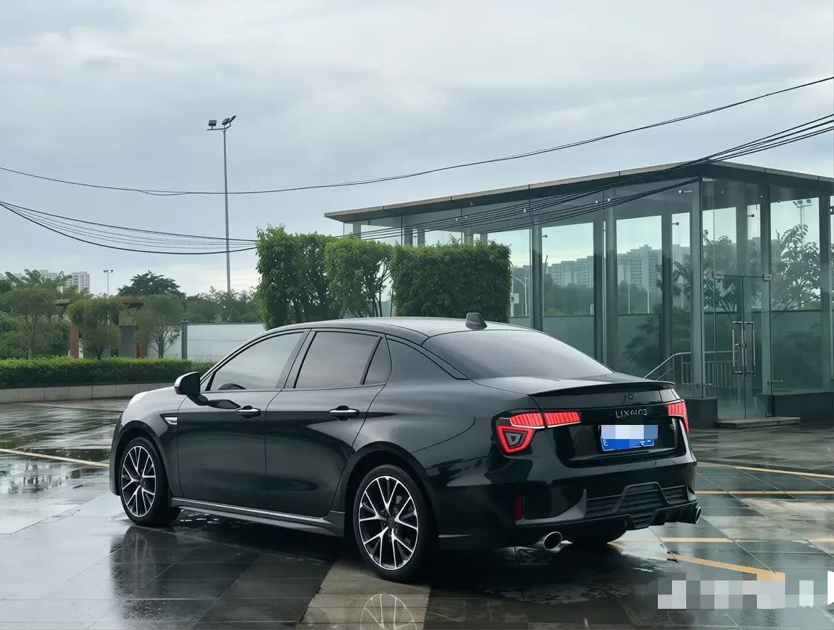 Lynk & Co 03