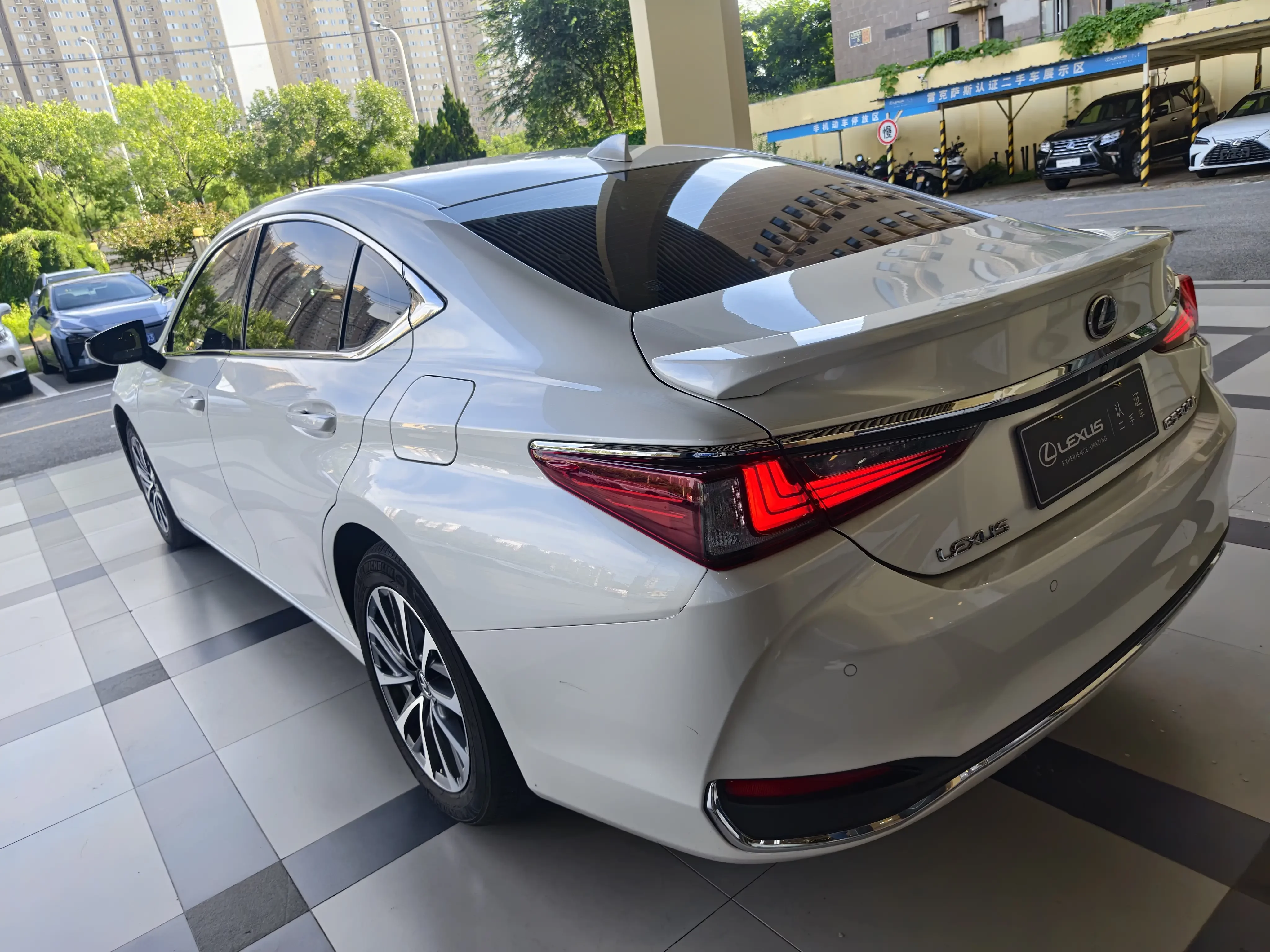 Lexus ES