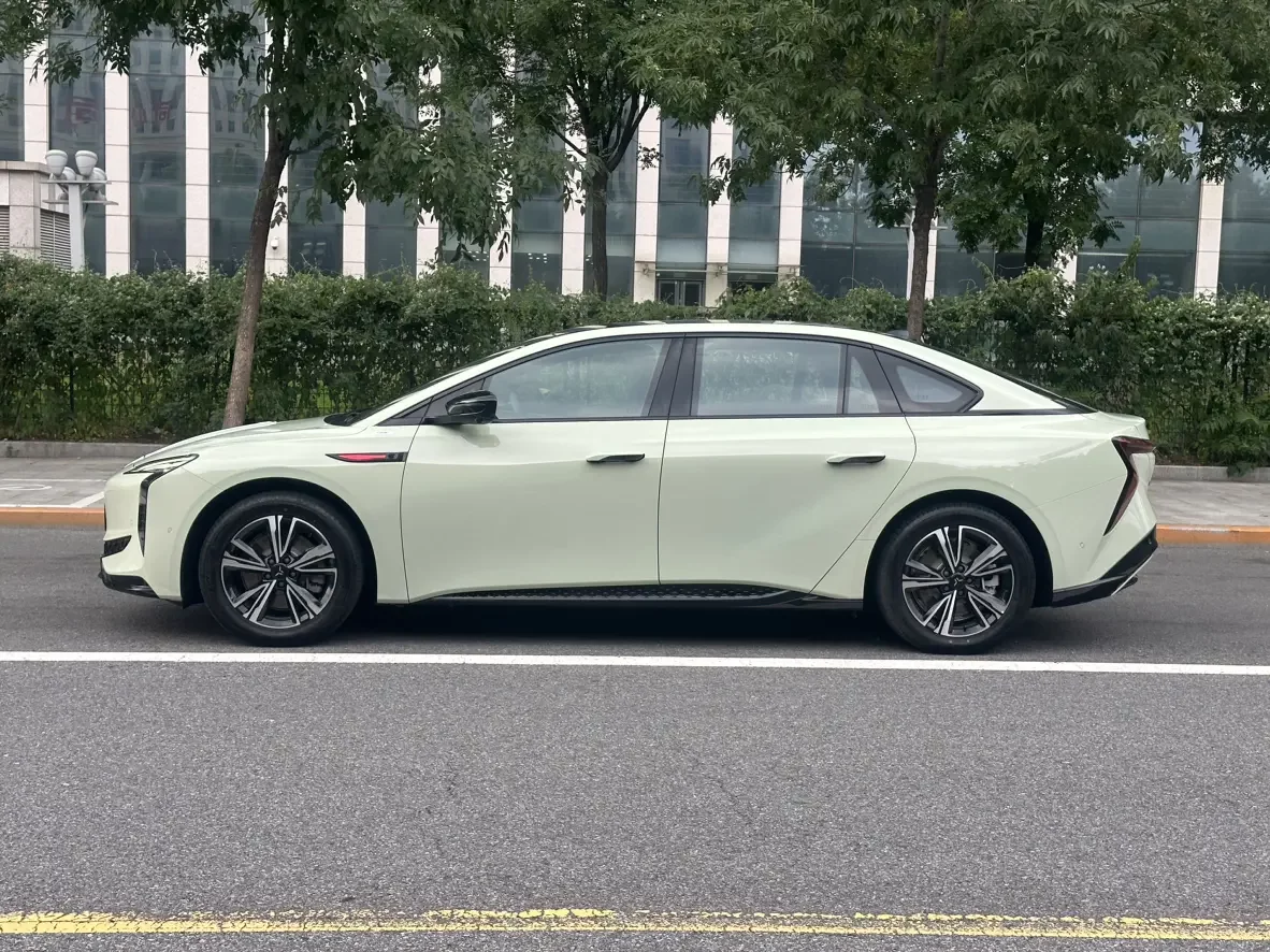 Hongqi EH7