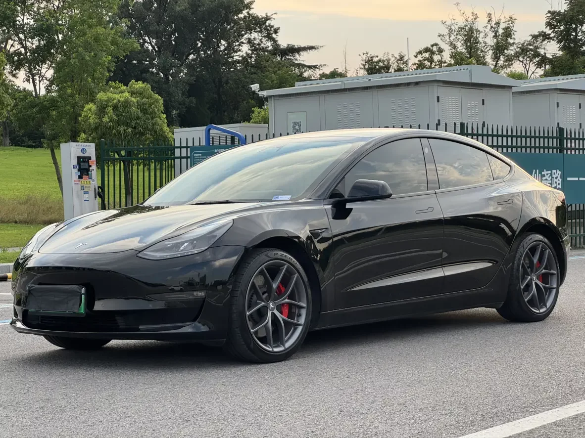 TESLA MODEL 3
