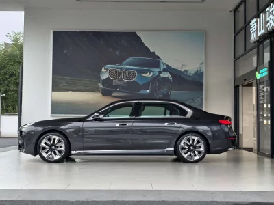 BMW i7