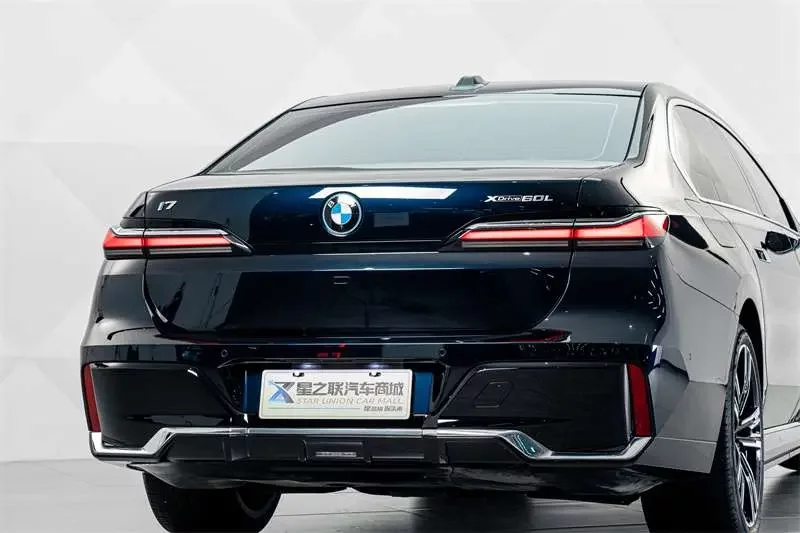 BMW i7