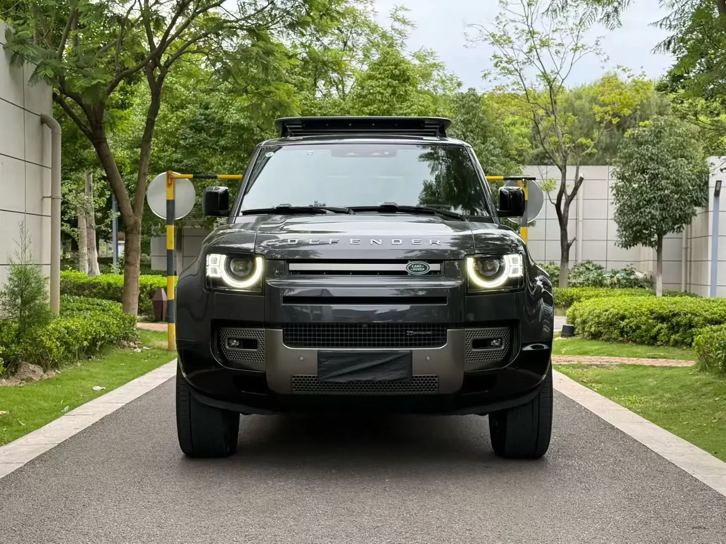 Land Rover guard