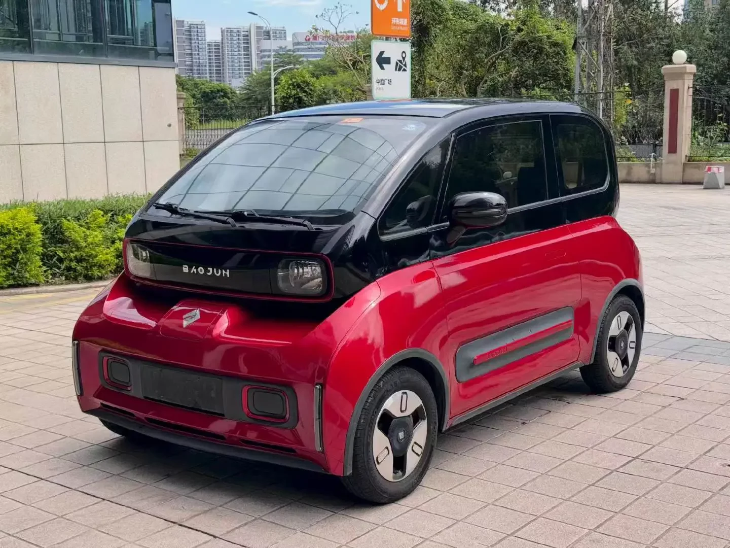 Baojun E300