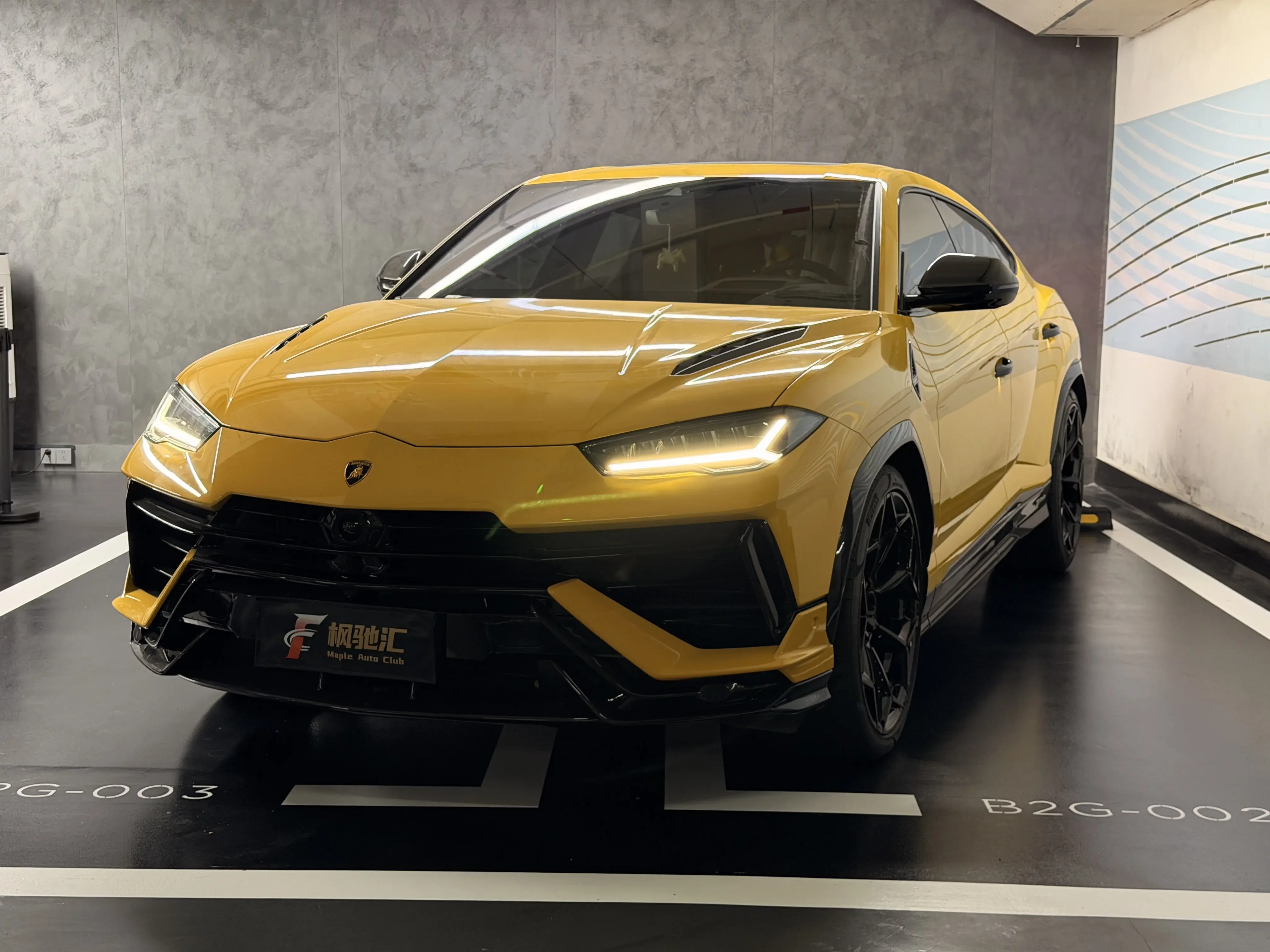 LAMBORGHINI URUS