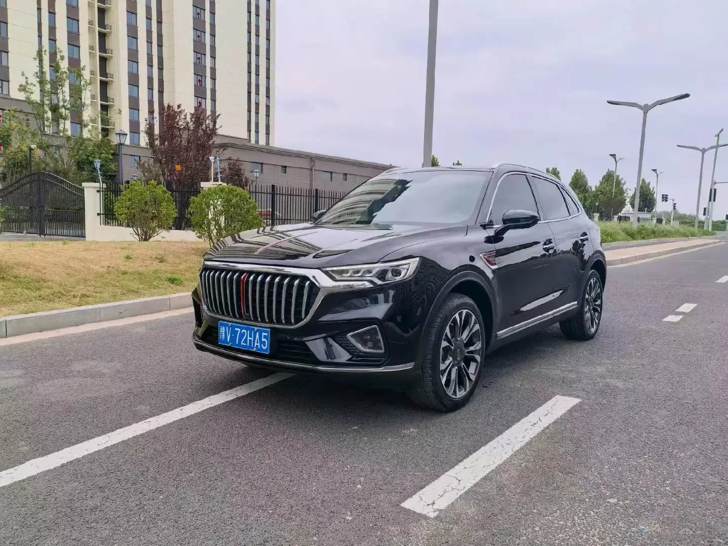 Hongqi HS5