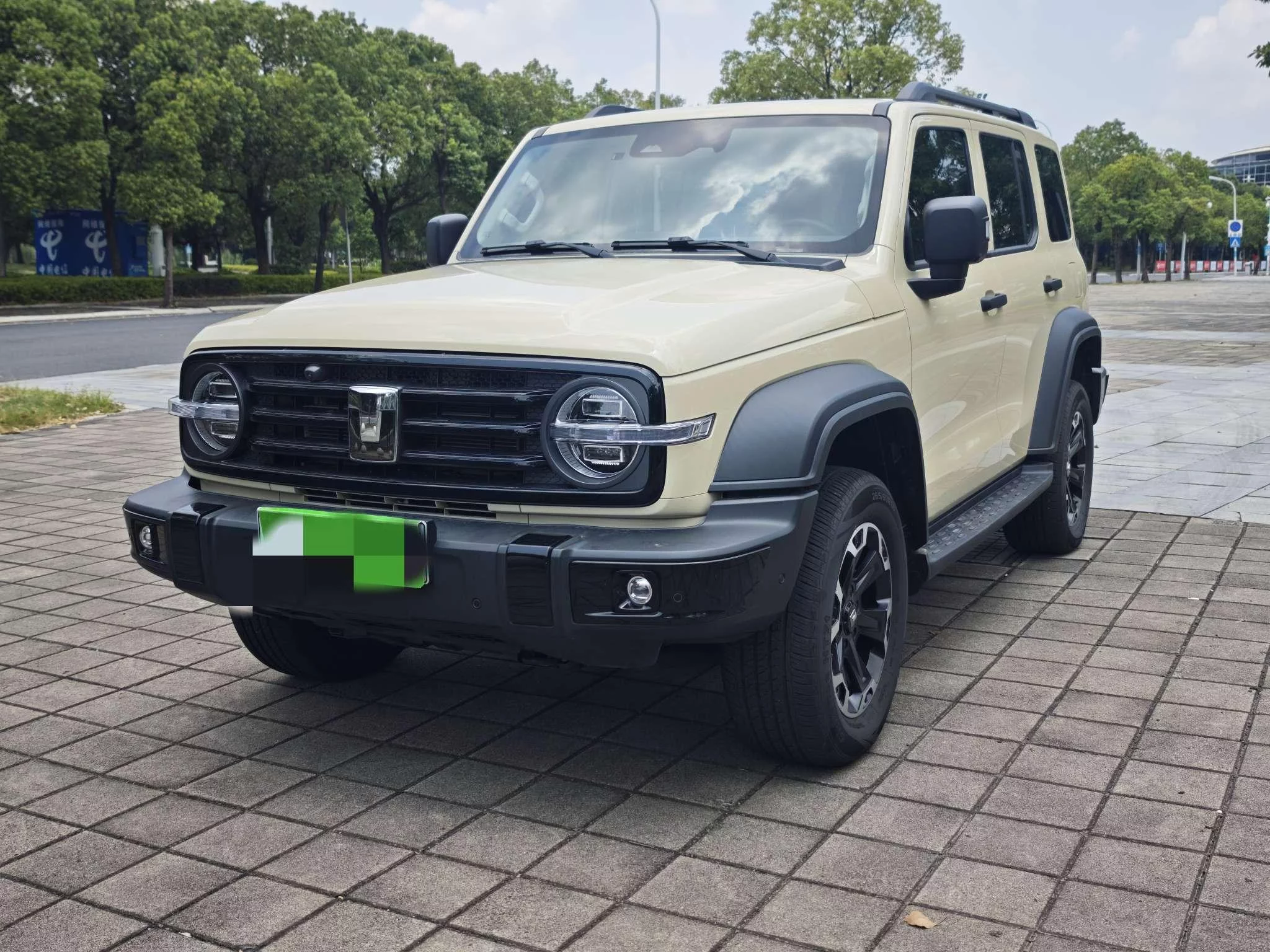 TANK 300 Hi4-T