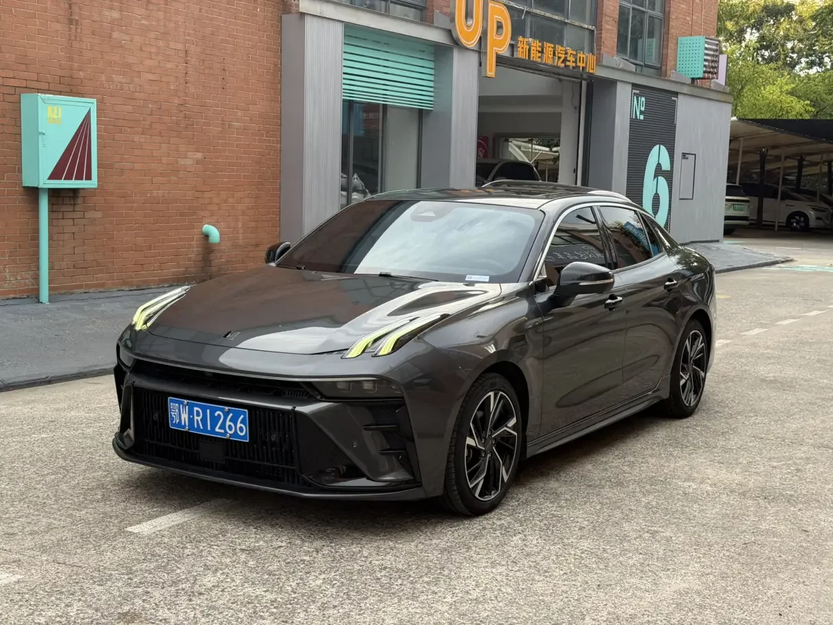 Lynk & Co 03