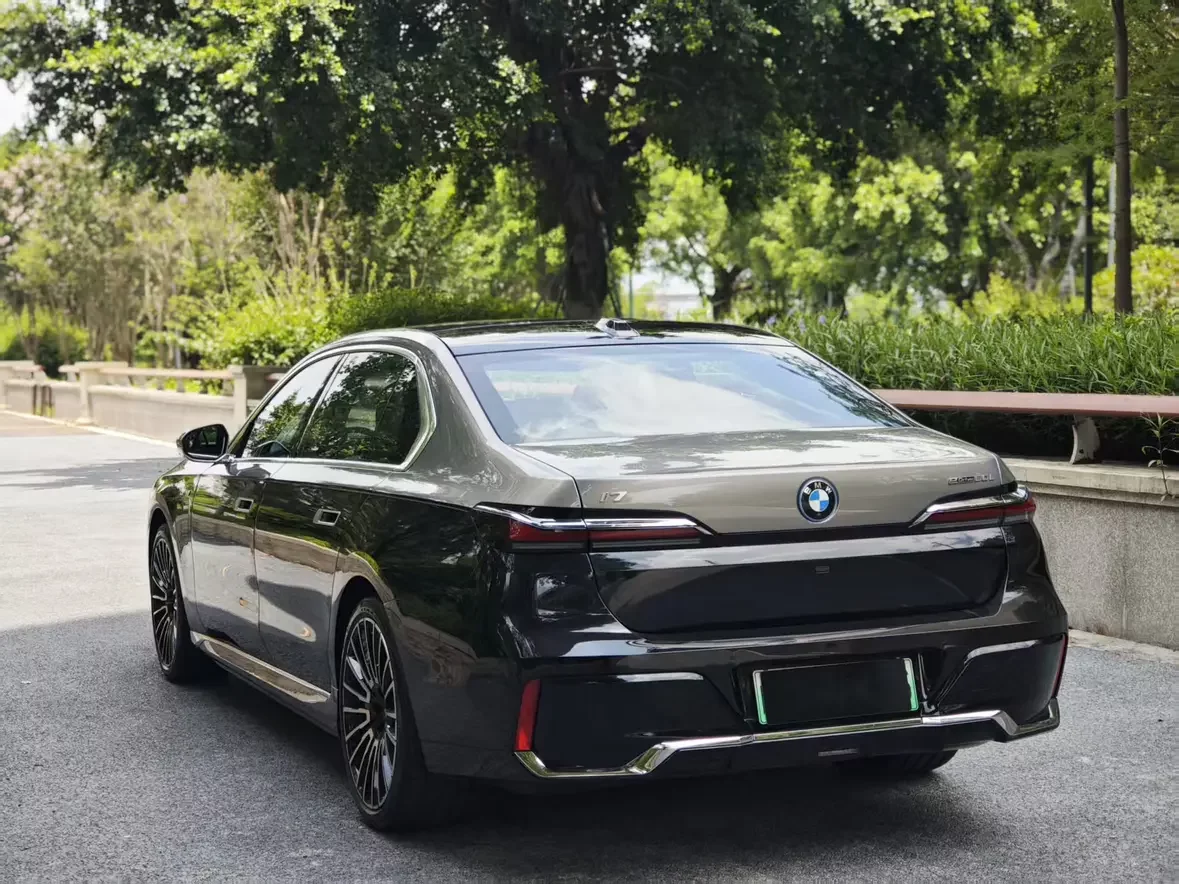 BMW i7