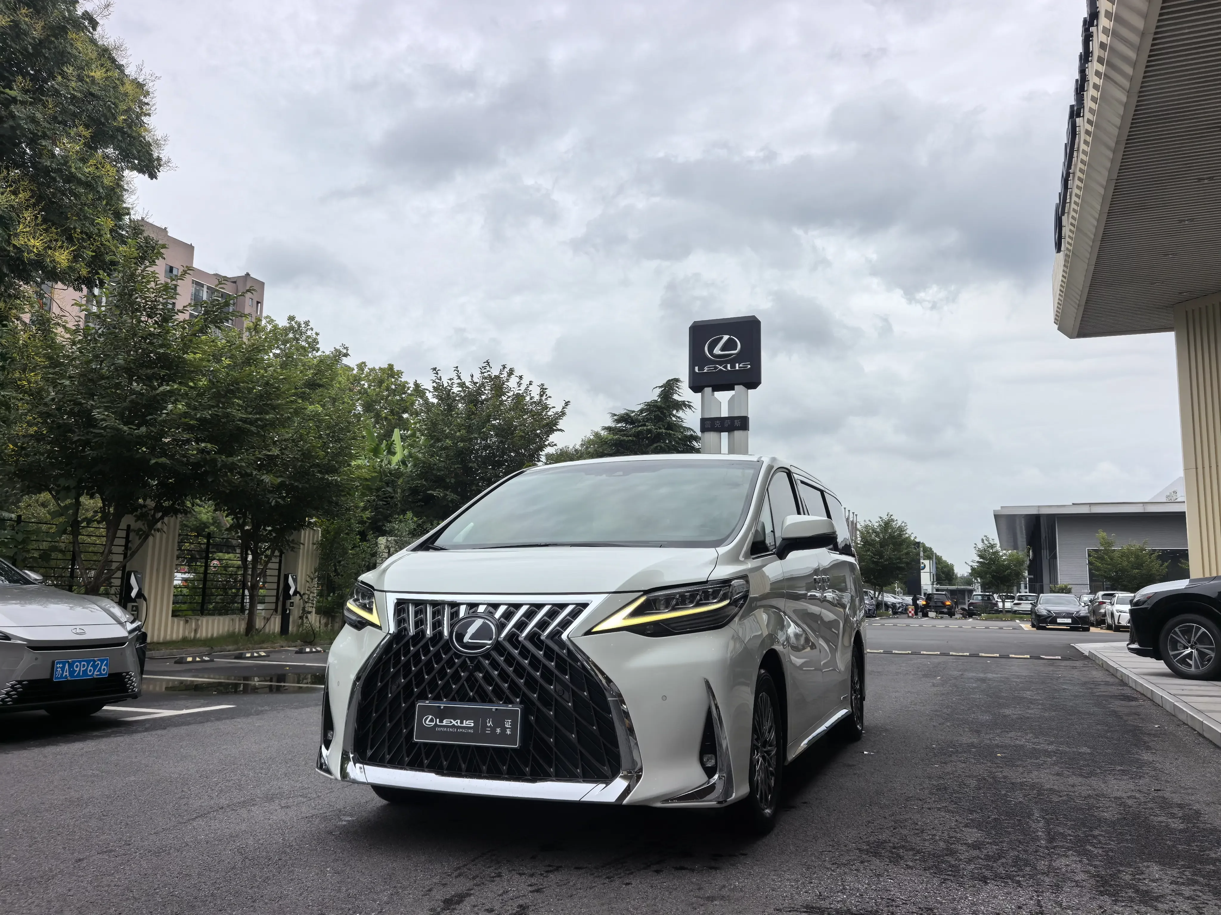 Lexus LM