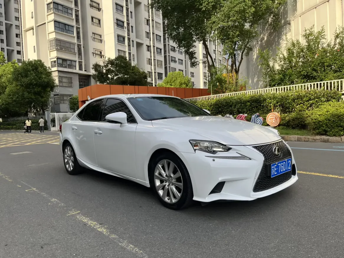 Lexus IS