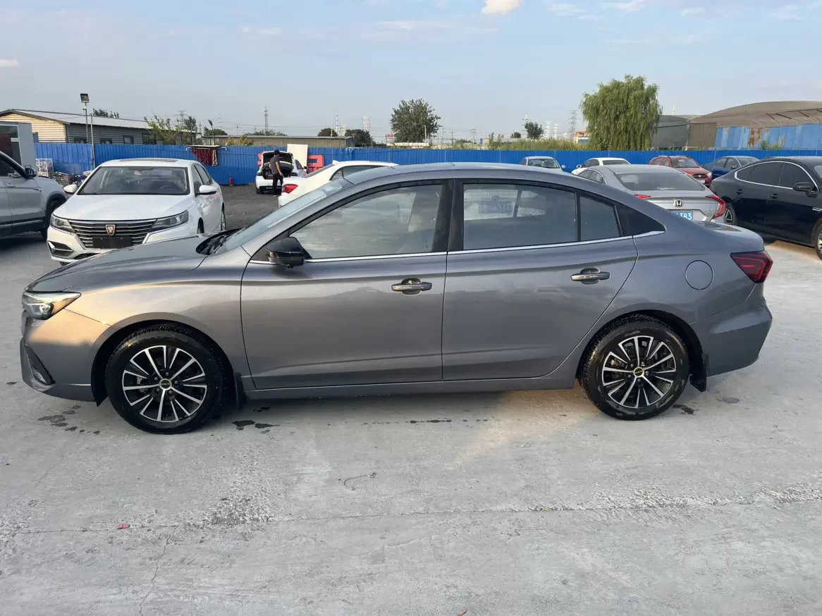 Roewe i5