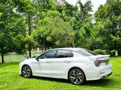 Lynk & Co 03