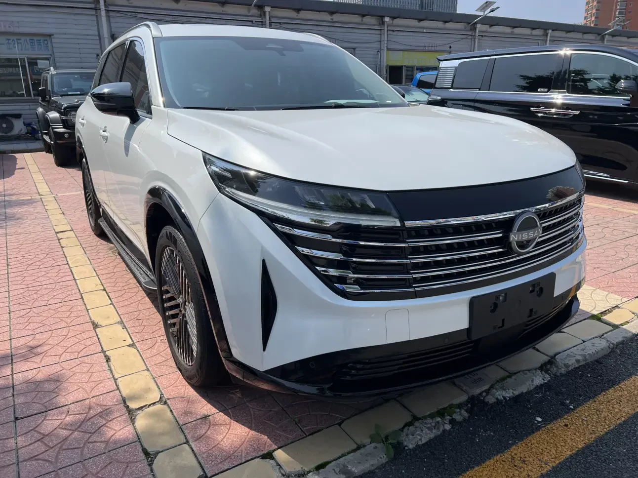 Nissan Explore the land