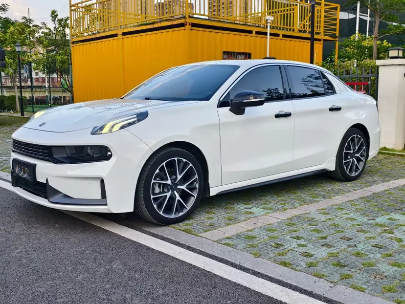 Lynk & Co 03