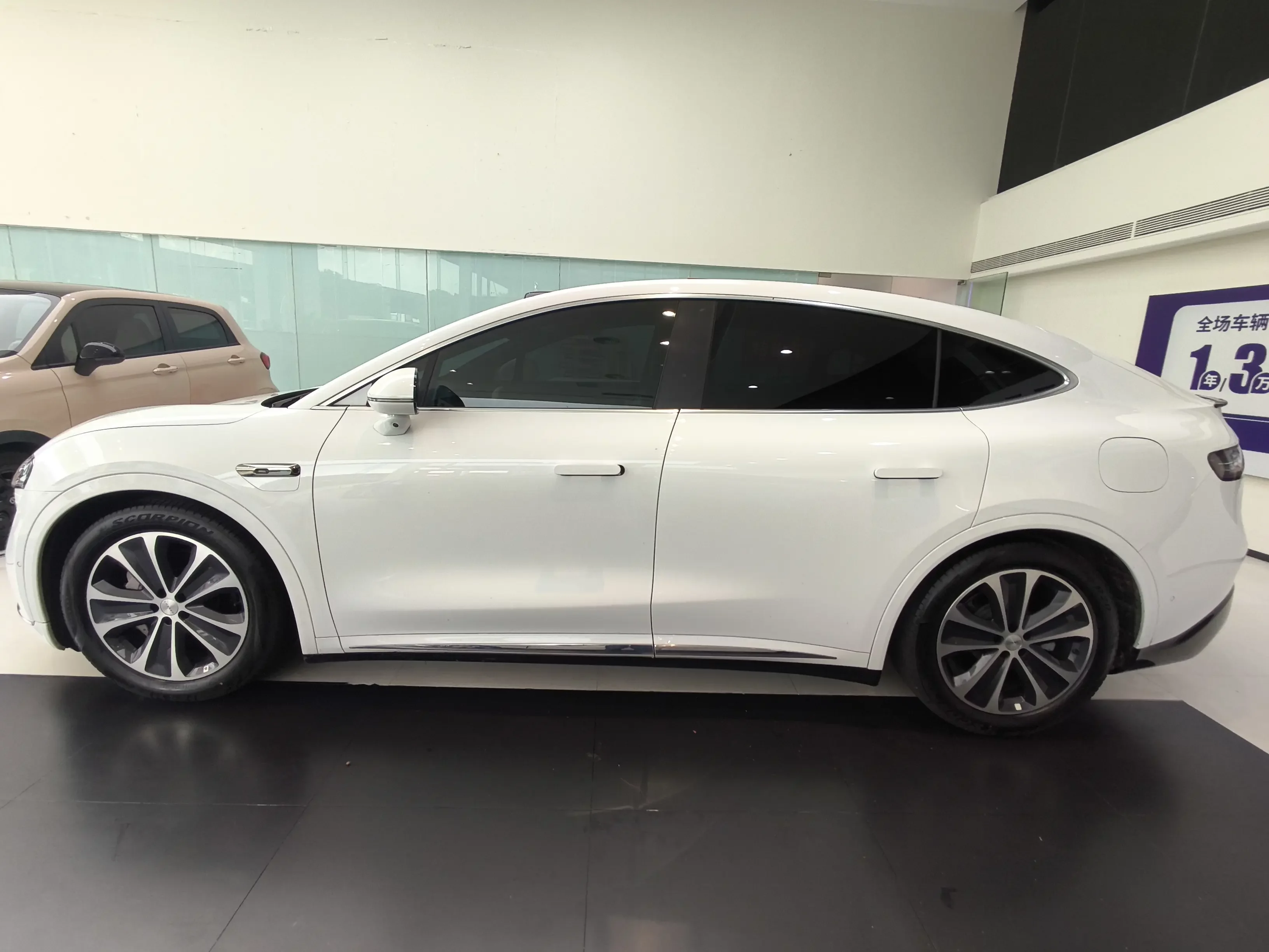 Luxeed Zhijie R7