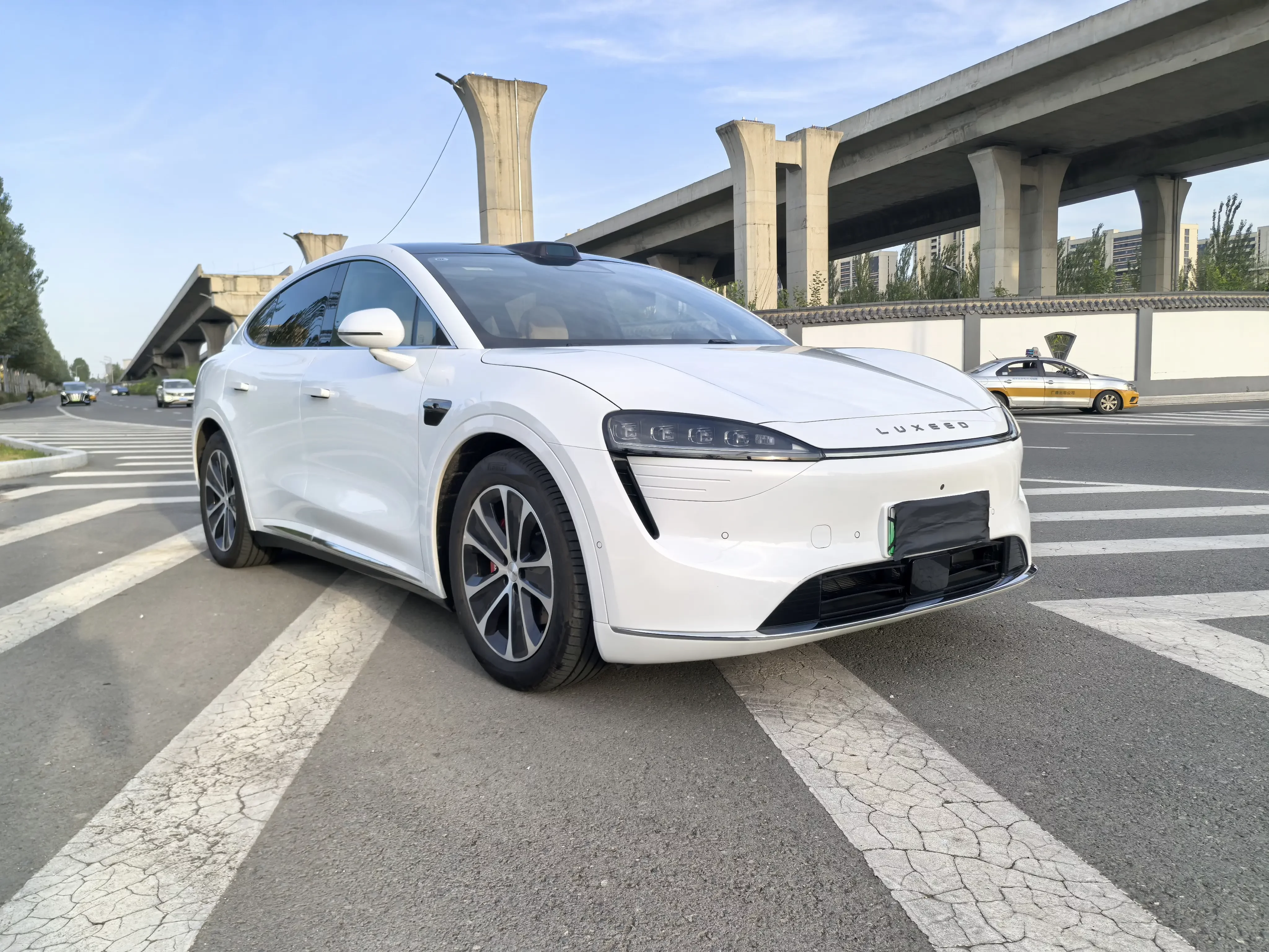 Luxeed Zhijie R7