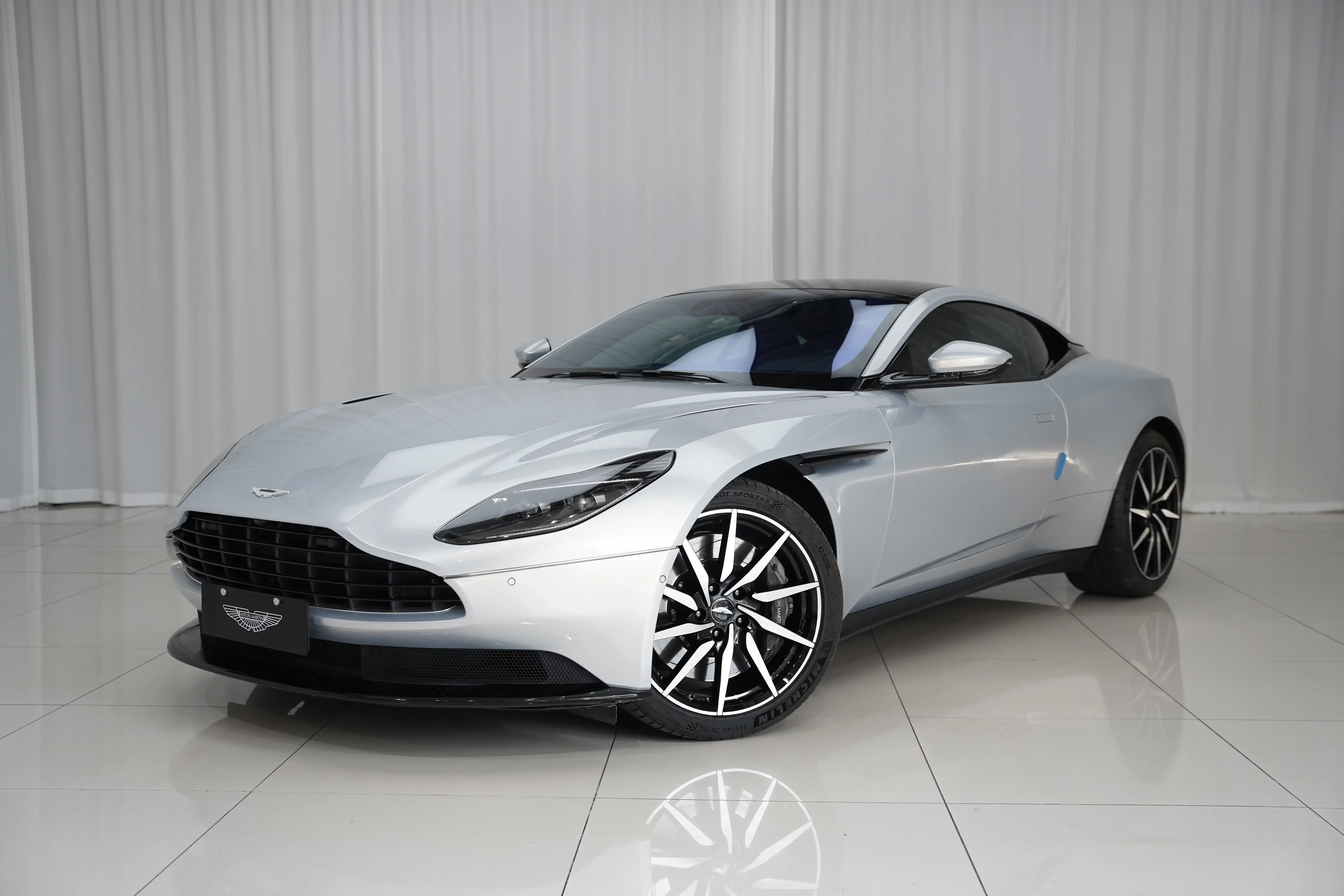 Aston Martin DB11
