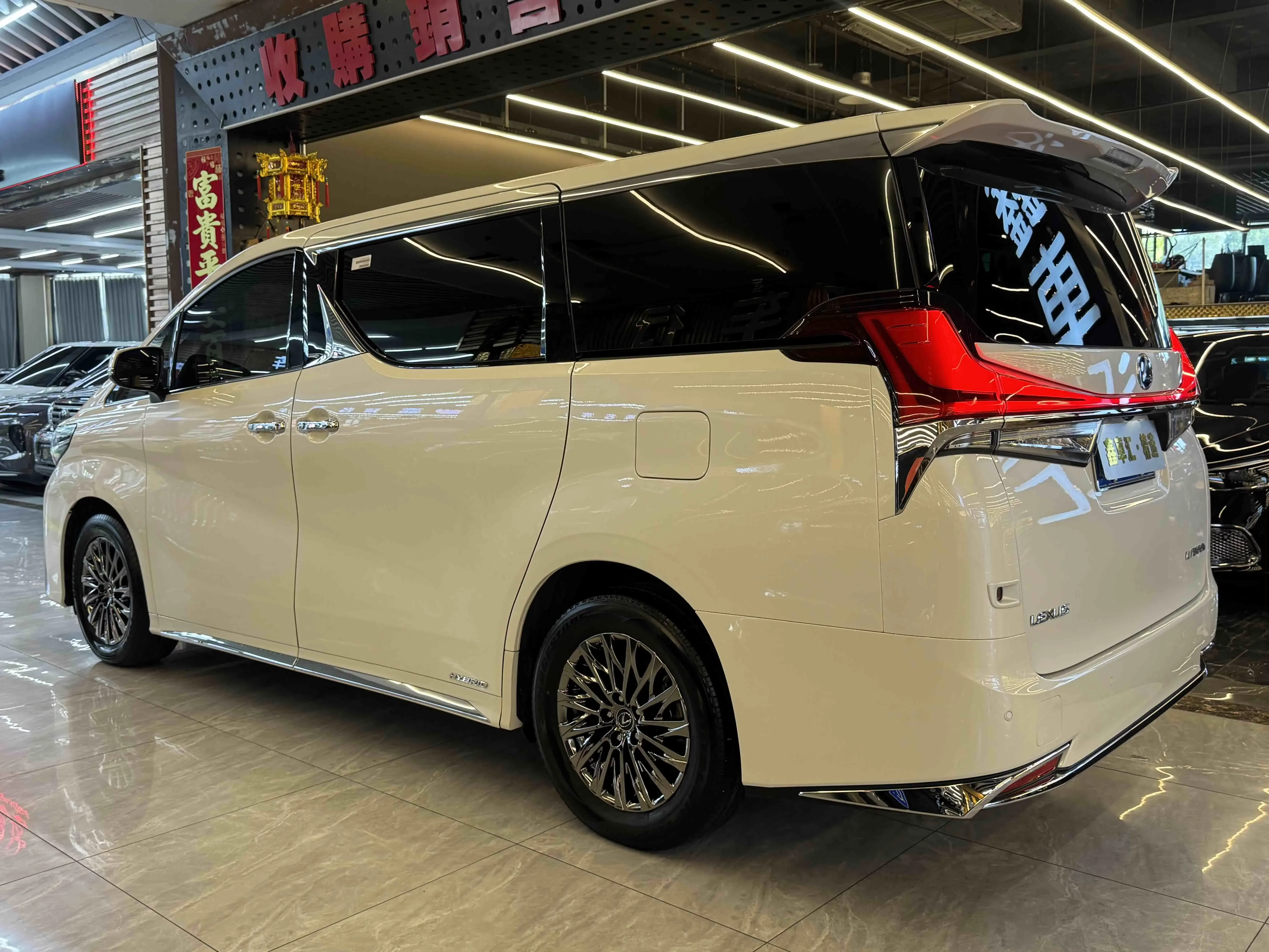 Lexus LM