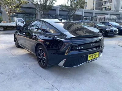 Hongqi H6