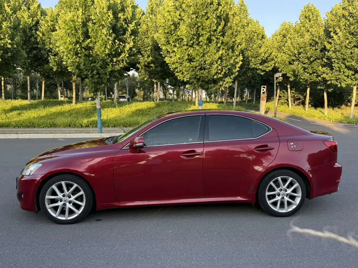 Lexus IS