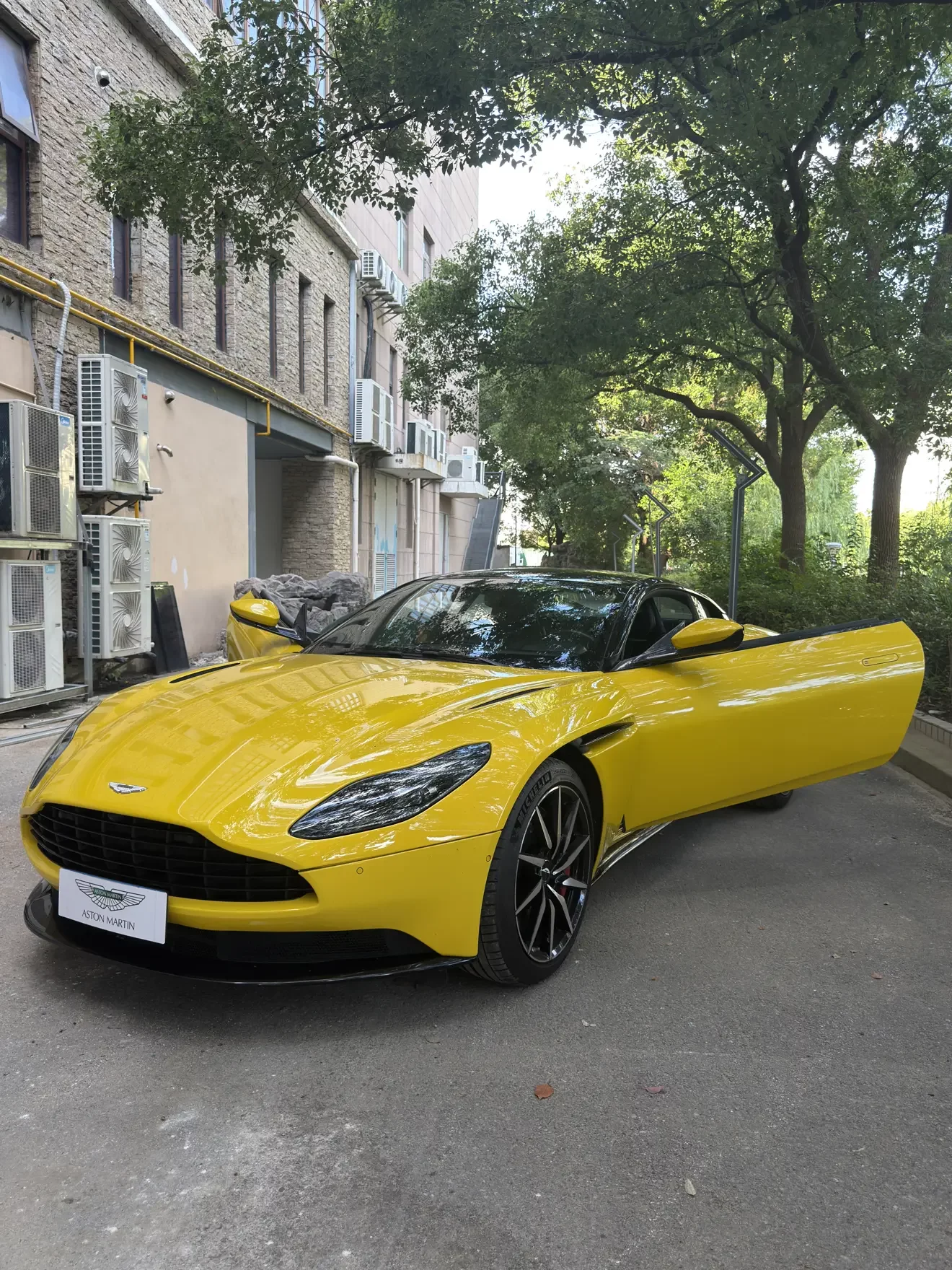 Aston Martin DB11