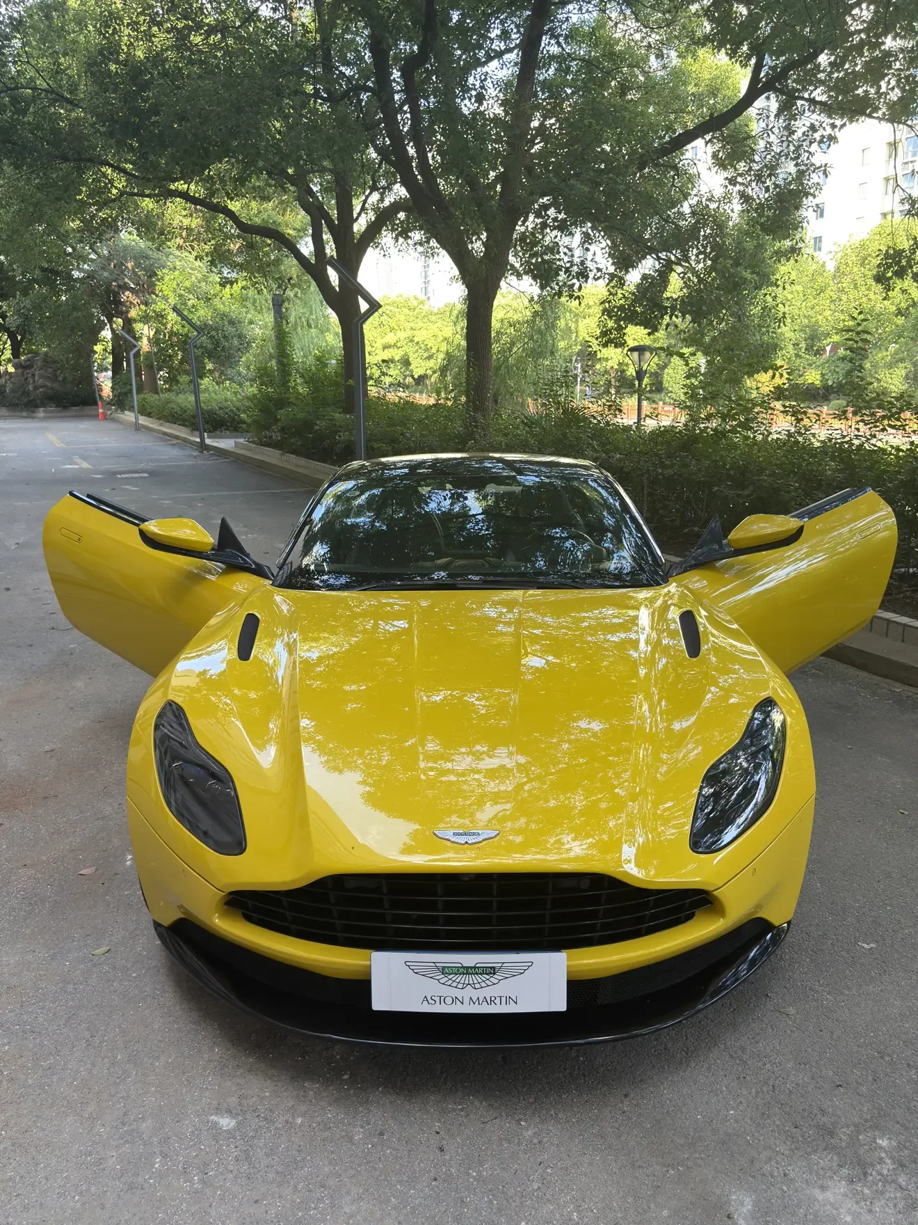 Aston Martin DB11