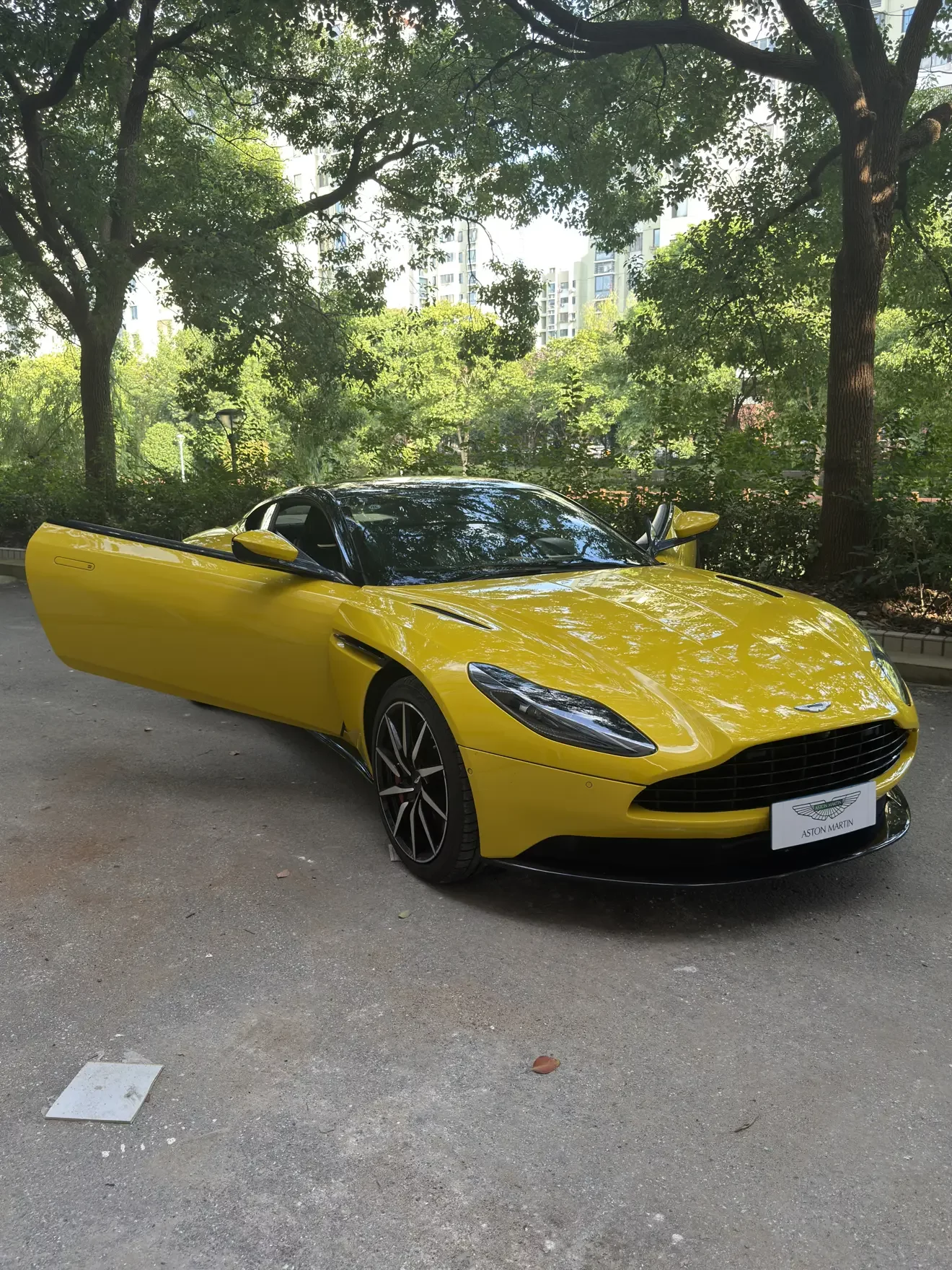Aston Martin DB11