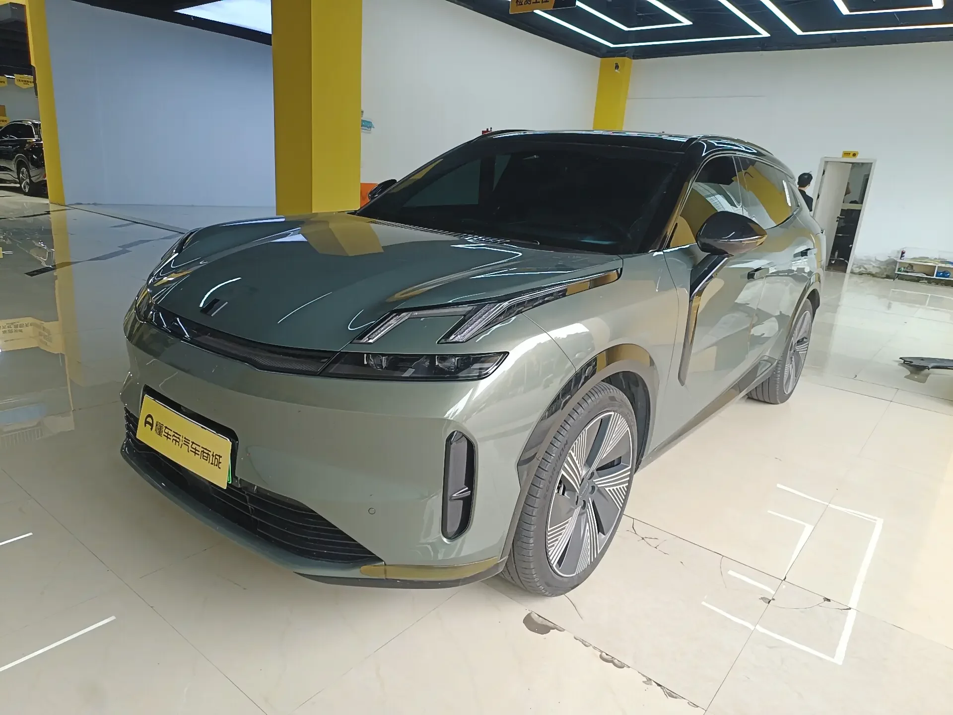 Lynk & Co 08 EM-P