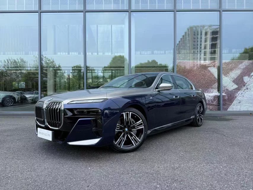 BMW i7