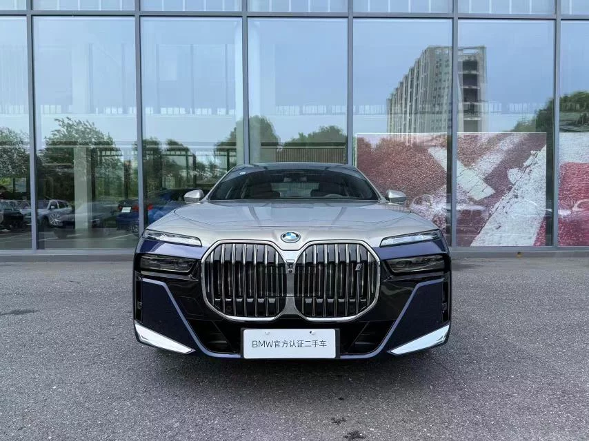 BMW i7