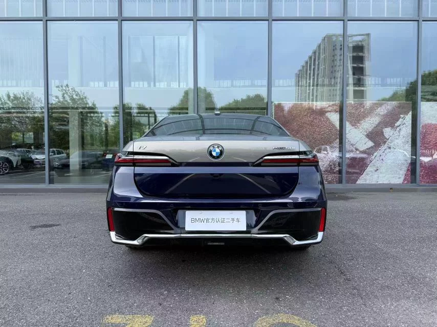 BMW i7