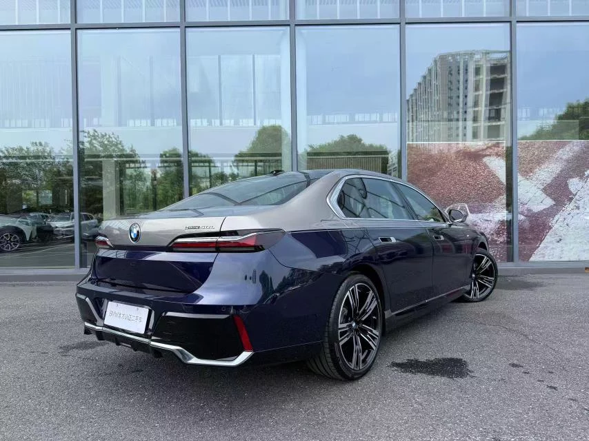 BMW i7