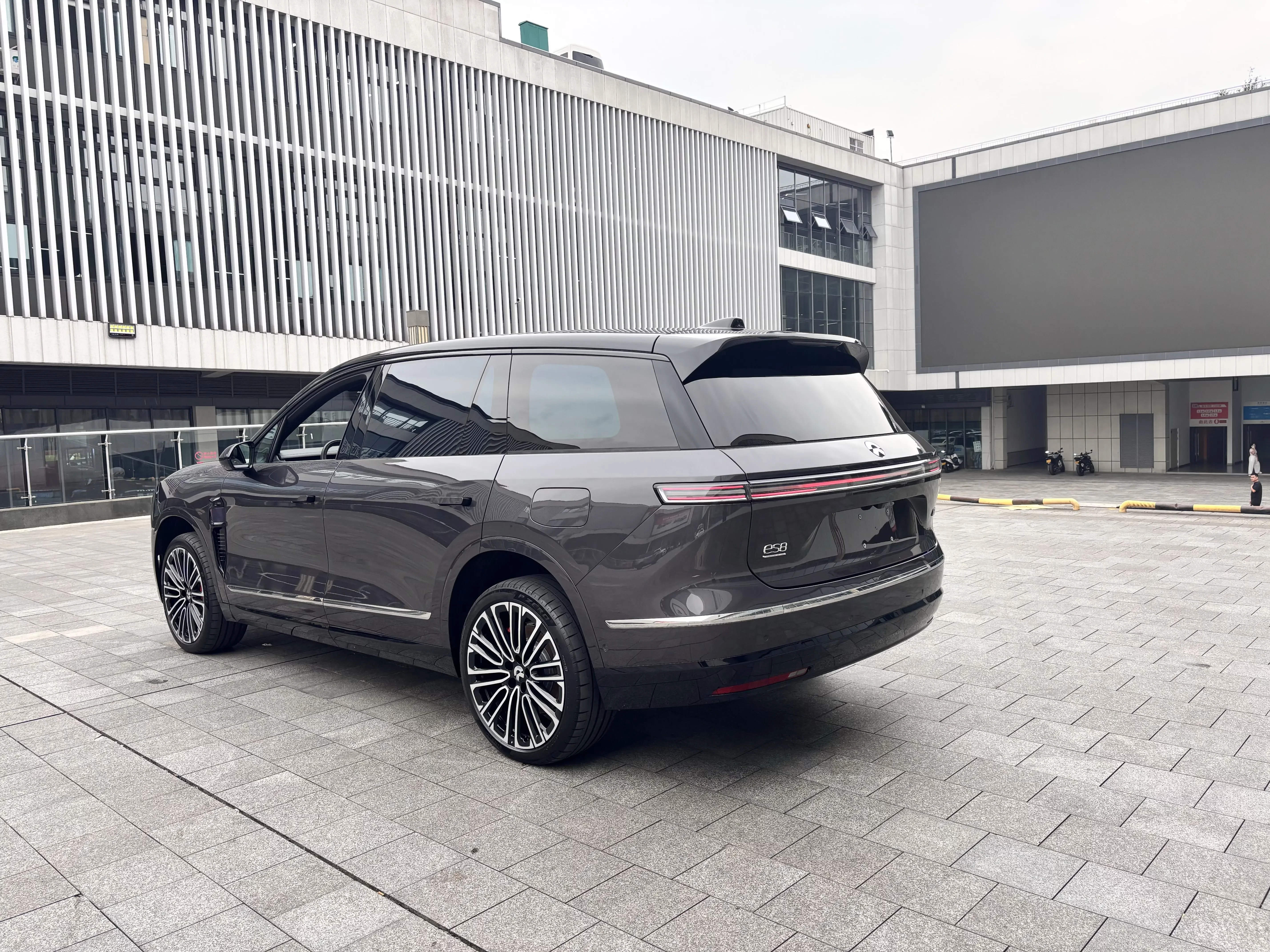 NIO ES8