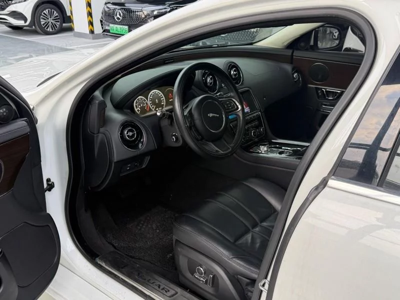 Jaguar XJ