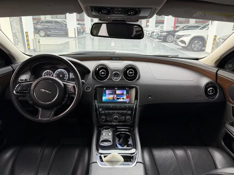 Jaguar XJ