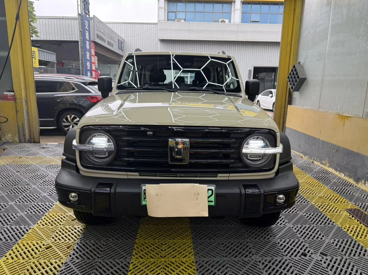 TANK 300 Hi4-T