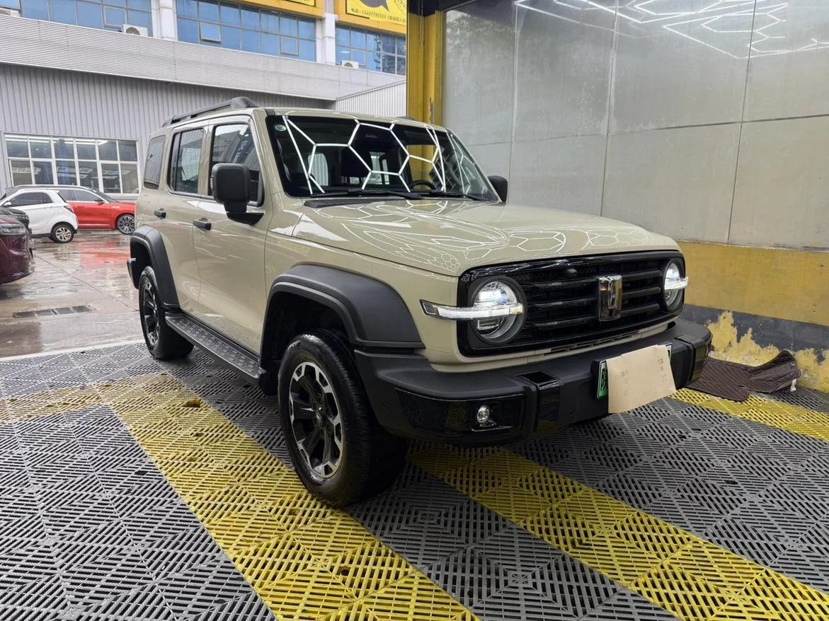 TANK 300 Hi4-T