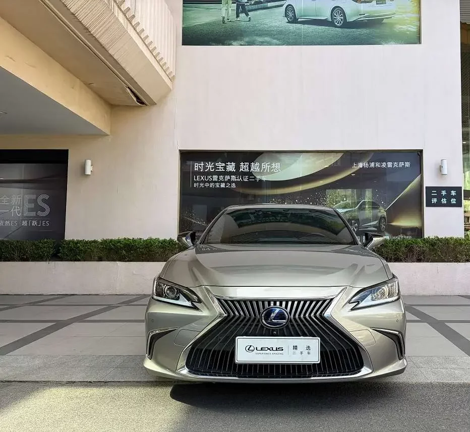 Lexus ES