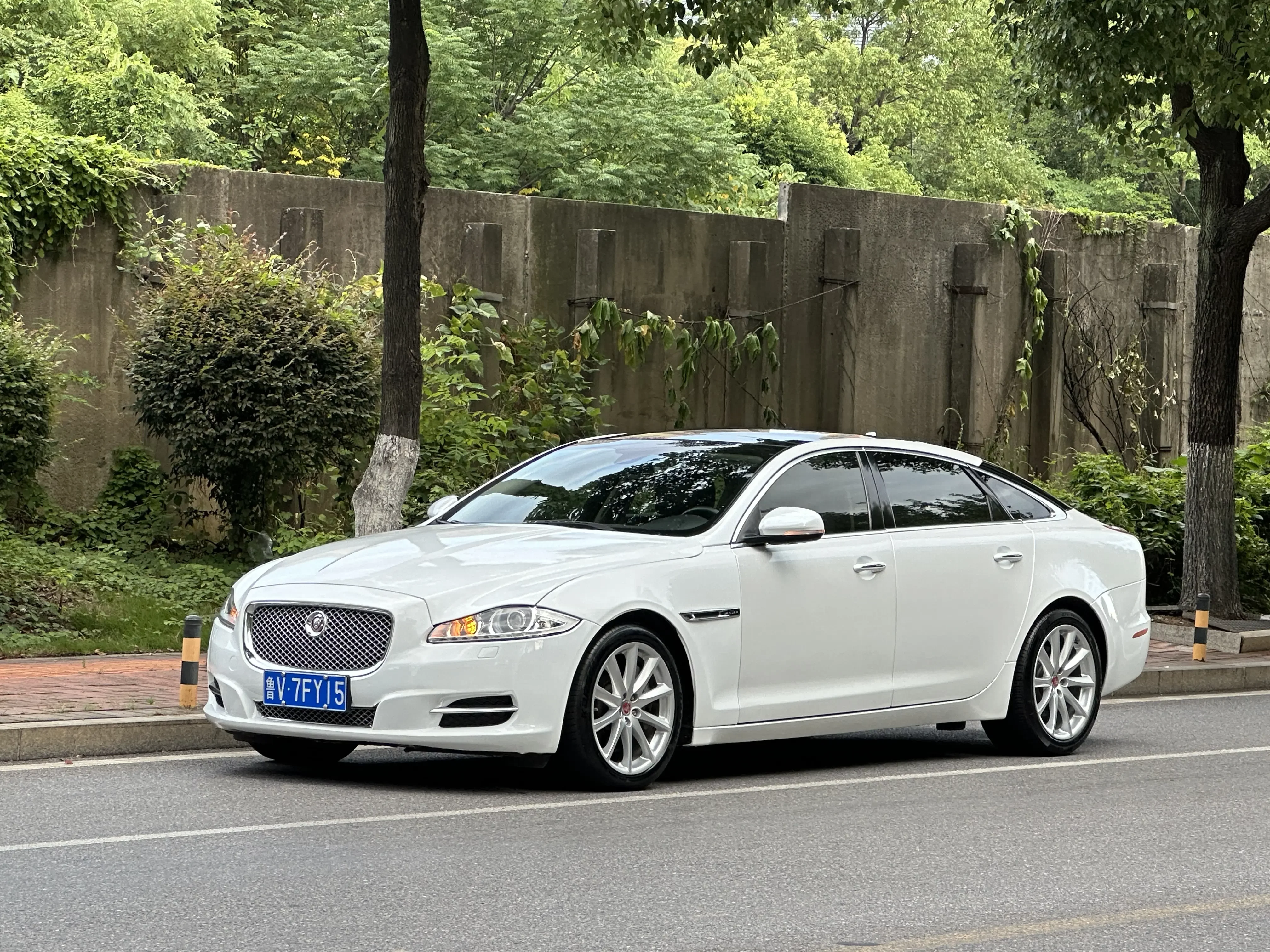 Jaguar XJ