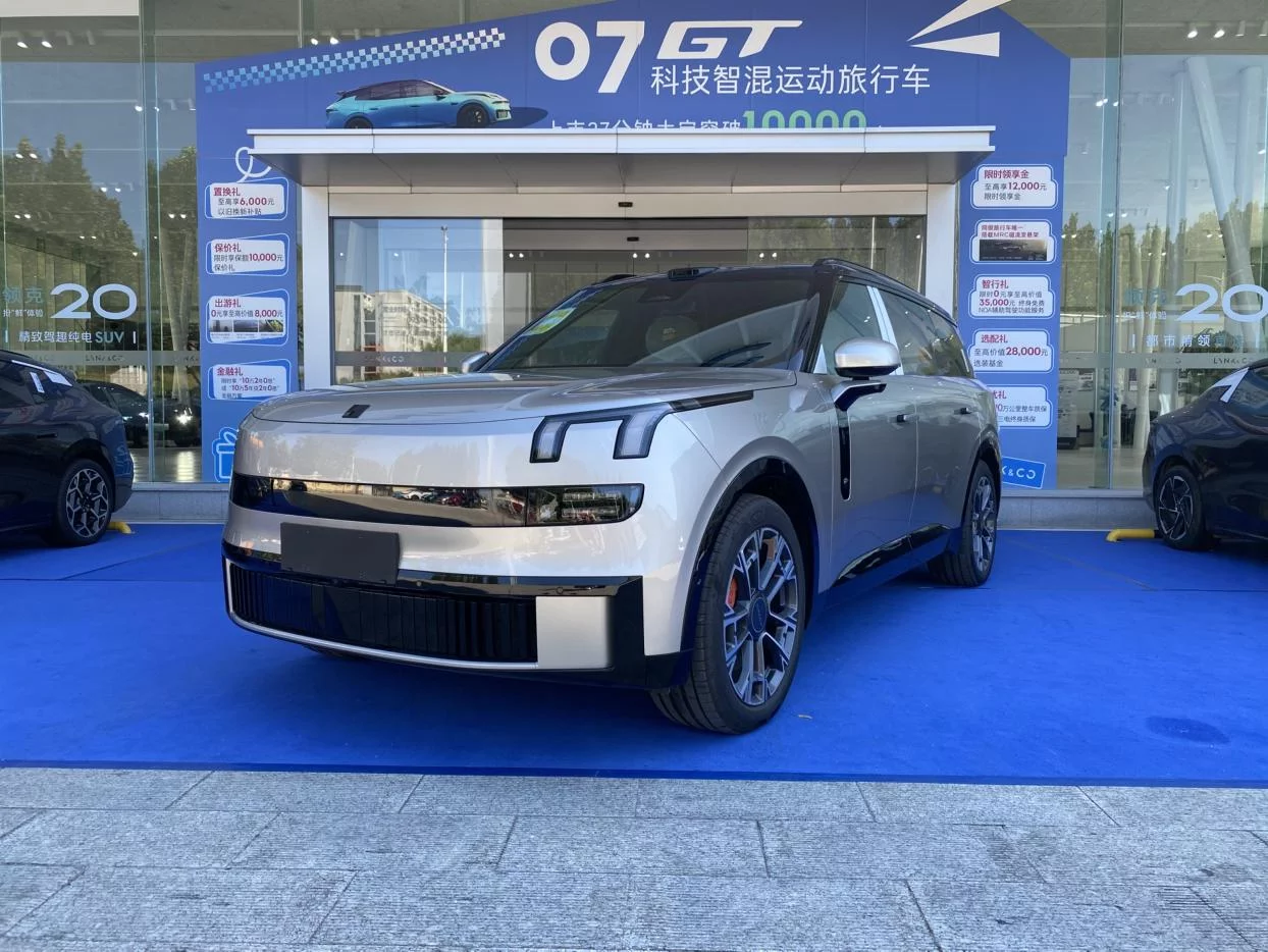 Lynk & Co 900