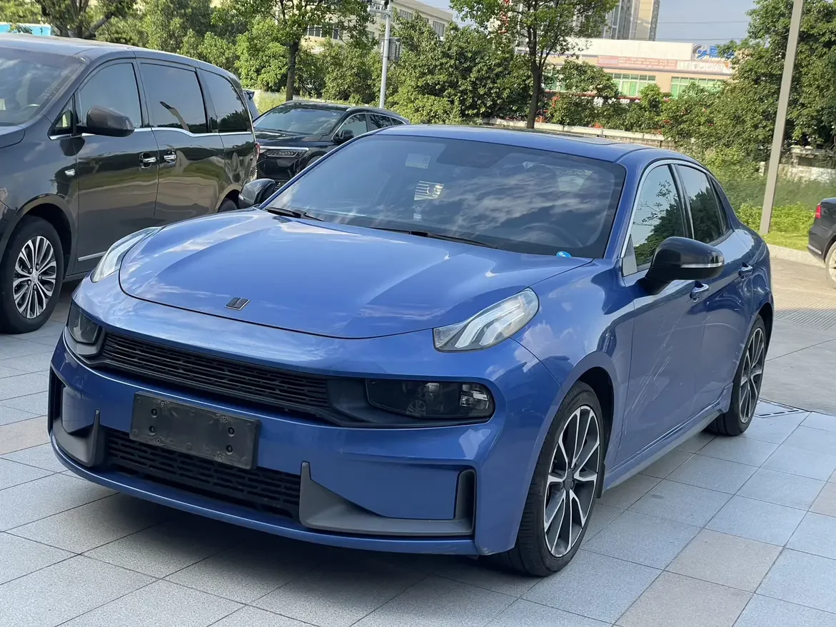 Lynk & Co 03